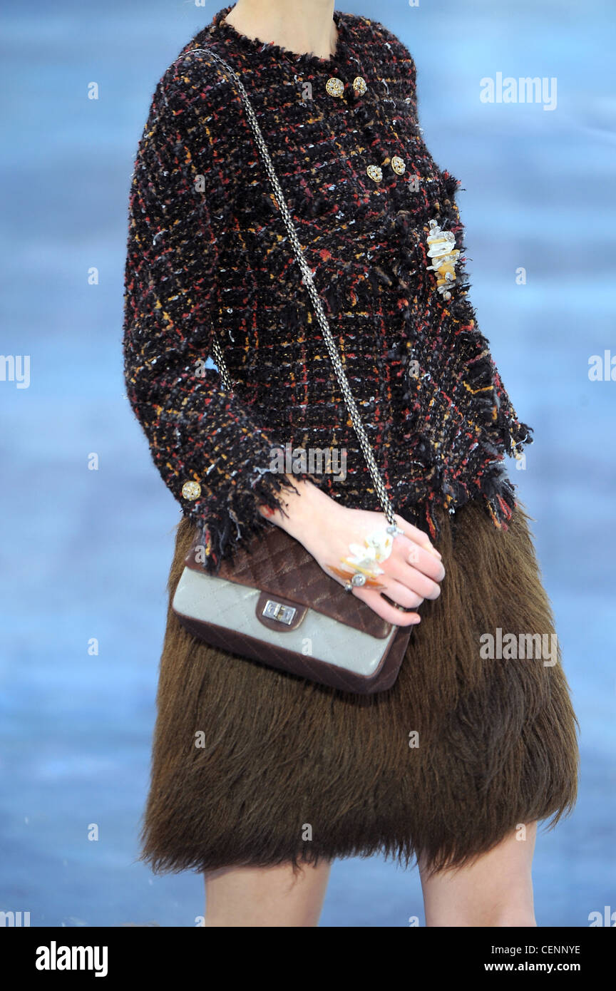 Chanel tweed jacket immagini e fotografie stock ad alta risoluzione - Alamy