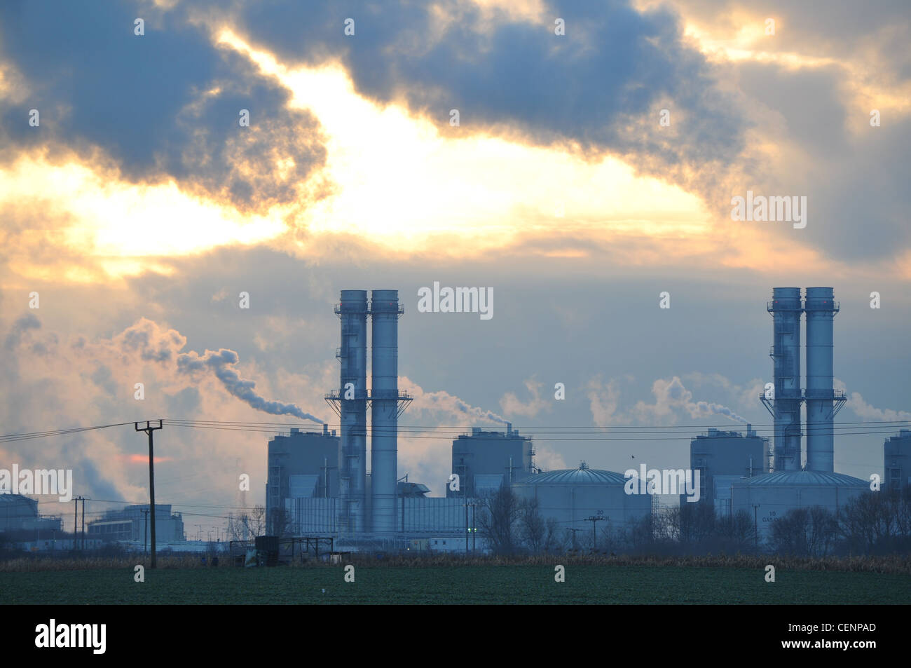 Tramonto spettacolare su gas stazione di potenza crescente di vapore in atmosfera Foto Stock
