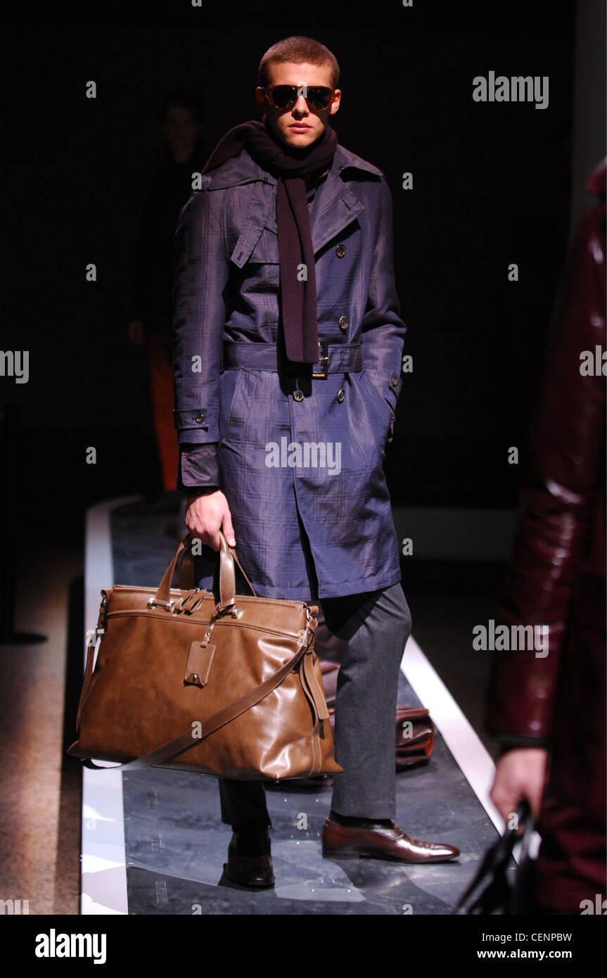 Trussardi Milano Menswear pronto a indossare in autunno e inverno modello maschile che indossa il viola poliestere nylon belted trench e grigio Foto Stock
