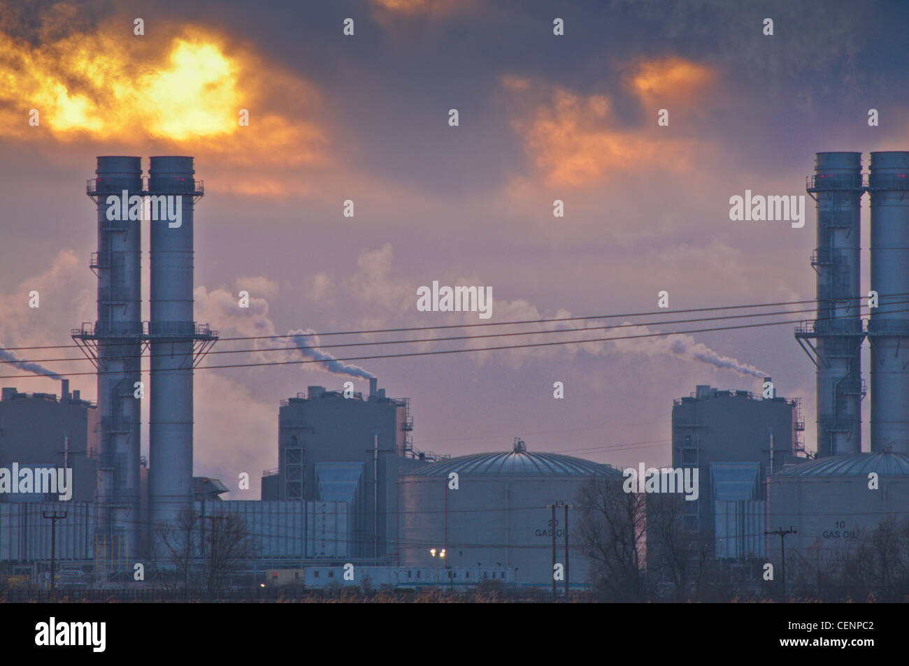 Tramonto spettacolare su gas stazione di potenza crescente di vapore in atmosfera Foto Stock