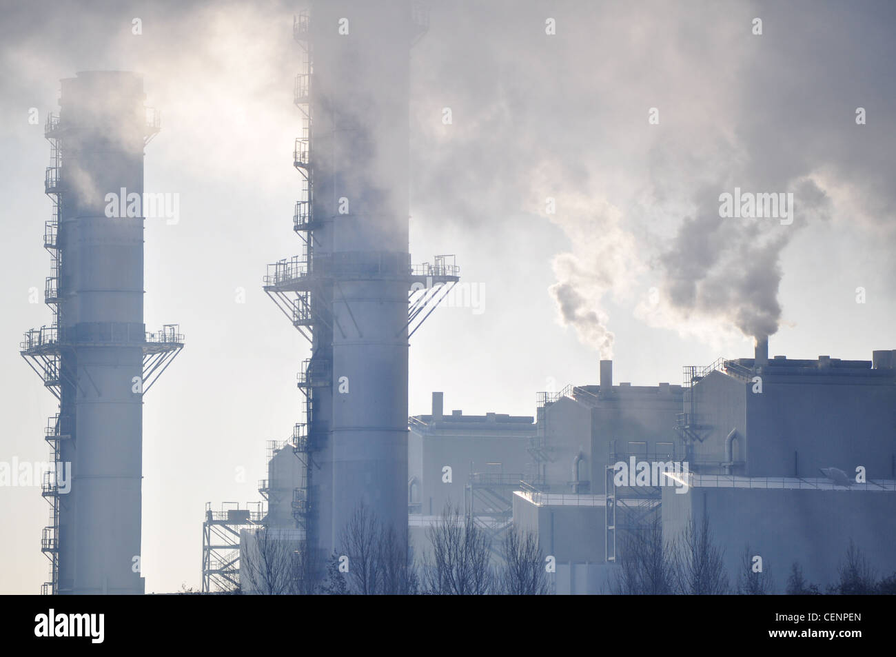 Tramonto spettacolare su gas stazione di potenza crescente di vapore in atmosfera Foto Stock