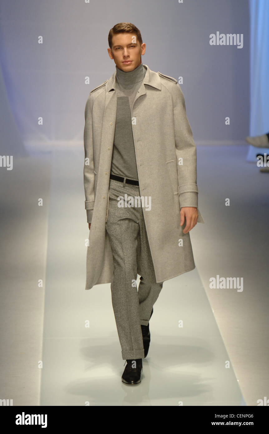 Milano Valentino Uomo pronto a indossare i toni di grigio: modello corto capelli biondi indossa due tonalità di grigio poloneck tweed pantaloni grigio Foto Stock