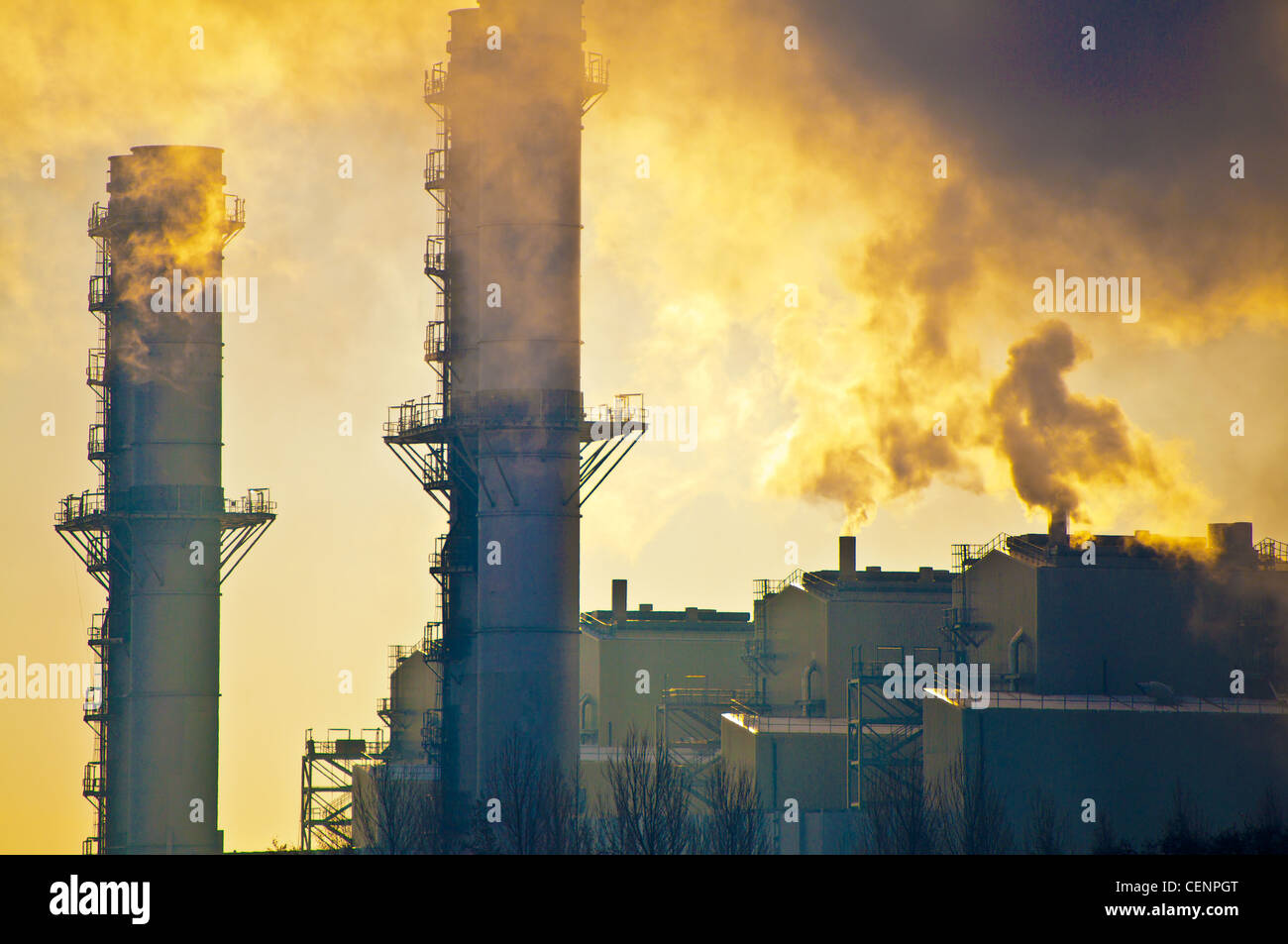 Tramonto spettacolare su gas stazione di potenza crescente di vapore in atmosfera Foto Stock