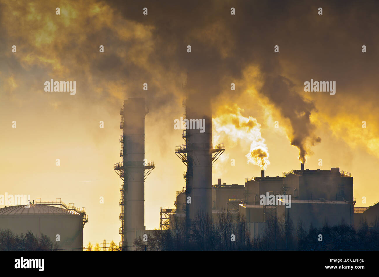 Tramonto spettacolare su gas stazione di potenza crescente di vapore in atmosfera Foto Stock