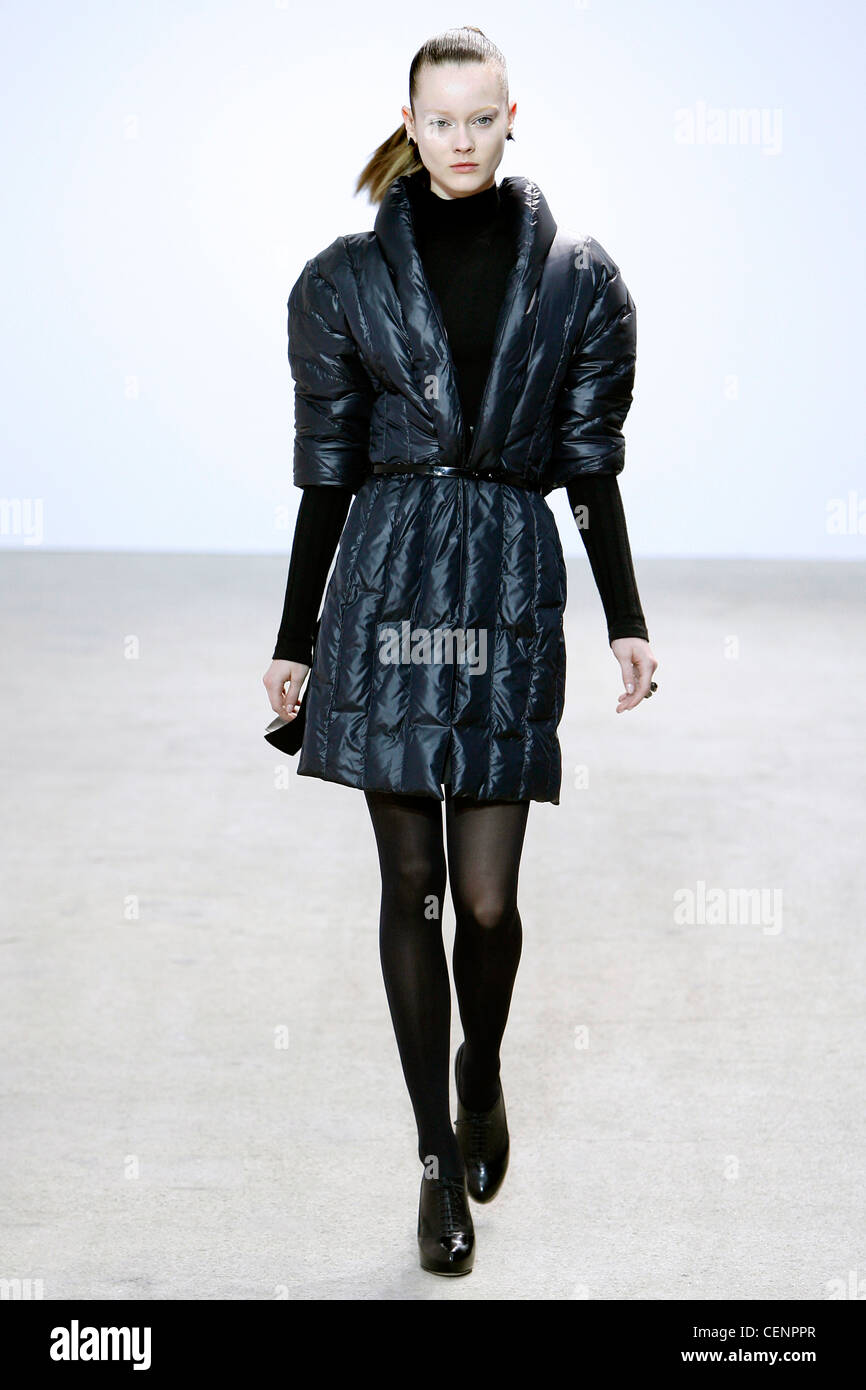 Thierry Mugler Paris pronto a indossare in autunno e inverno trapuntato  cappotto blu e nero collo polo, con nero collant e stivali scarpe Foto  stock - Alamy