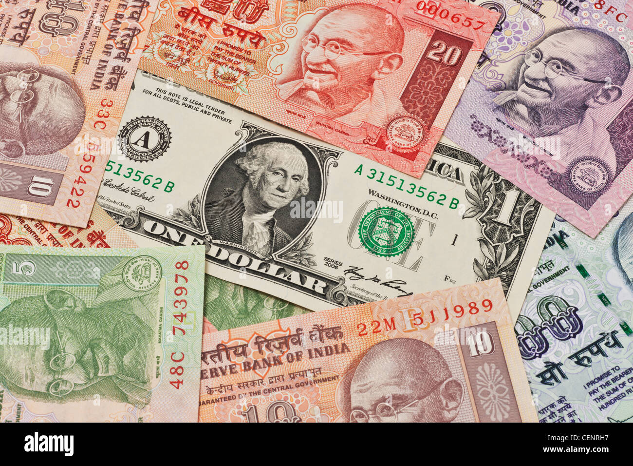 Molti rupia indiana fatture con il ritratto del Mahatma Gandhi affiancati. Al centro si trova un 1 U.S. Dollaro. Foto Stock