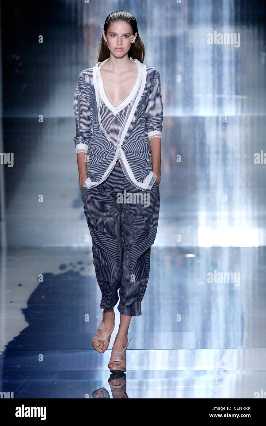 Pringle Milano pronto a indossare Primavera Estate grigio a strisce twin set  top e grigio pantaloni tagliate Foto stock - Alamy