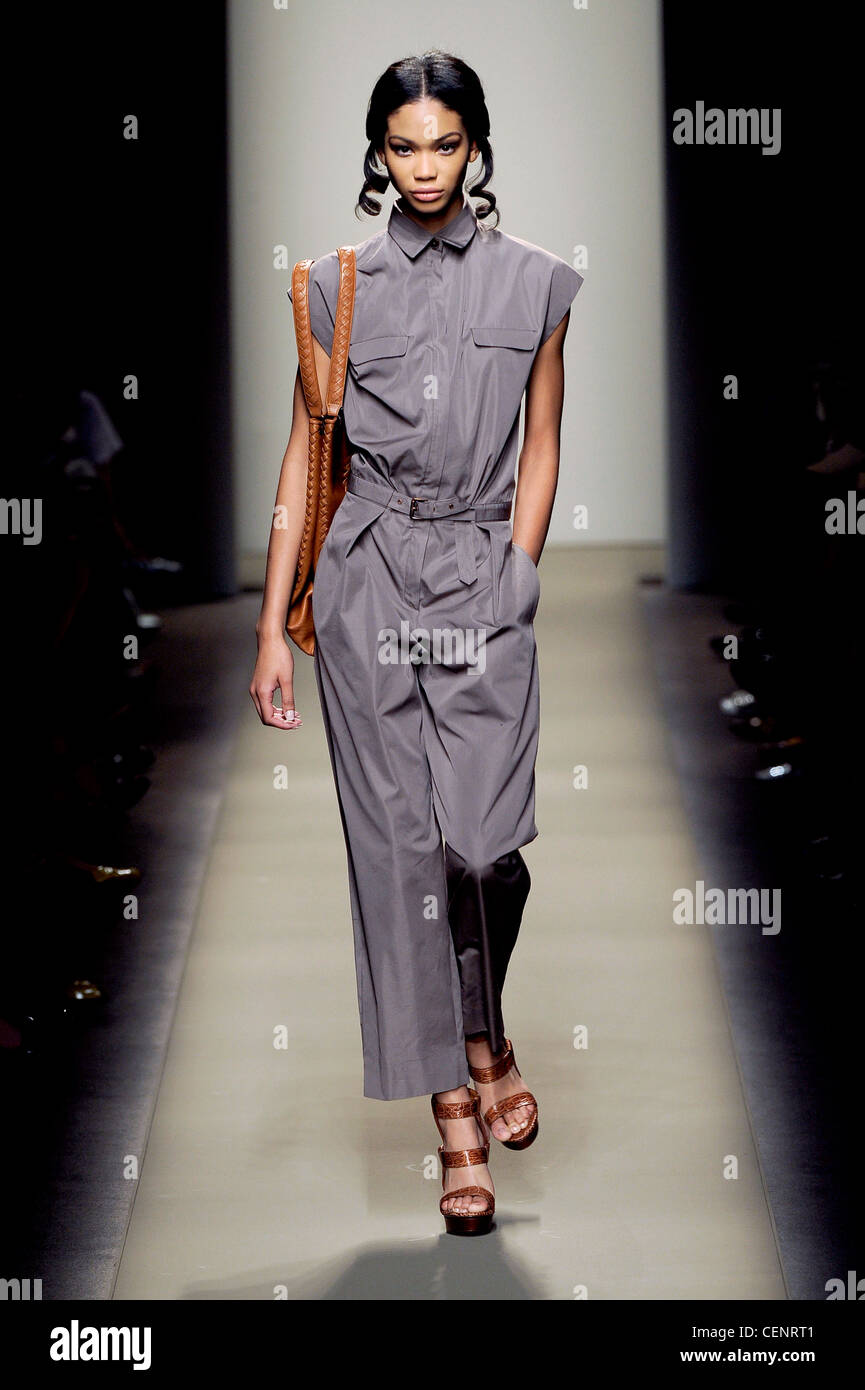 Bottega Veneta Milano pronto a indossare Primavera Estate americano modello Chanel Iman indossando viola chiaro tuta, in pelle marrone borsetta Foto Stock