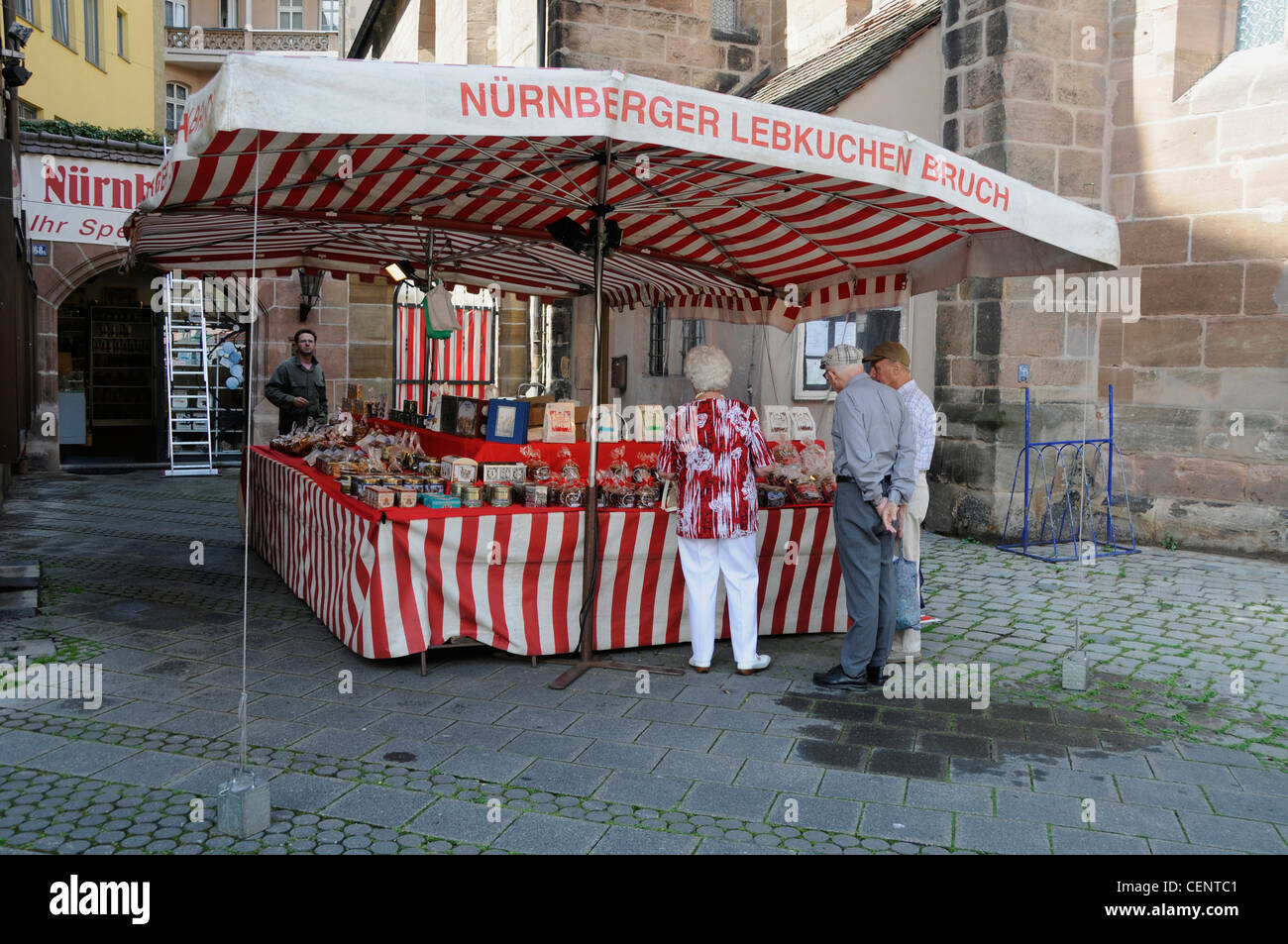 Visitatori di uno dei tanti pan di zenzero in una bancarella di mercato a Norimberga, Germania Foto Stock
