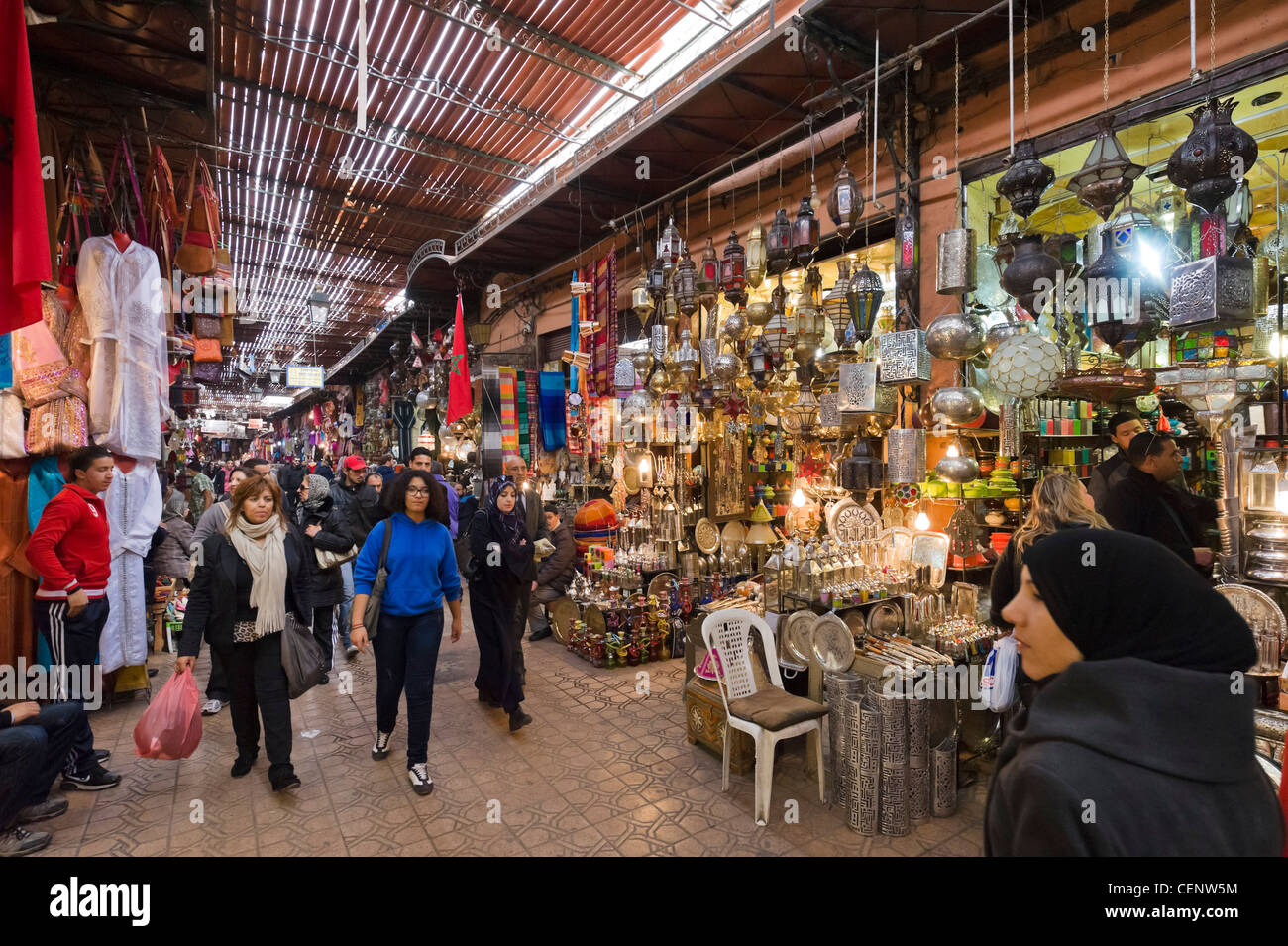 Rue Souk Smarine nei souks, Medina, Marrakech, Marocco, Africa del Nord Foto Stock