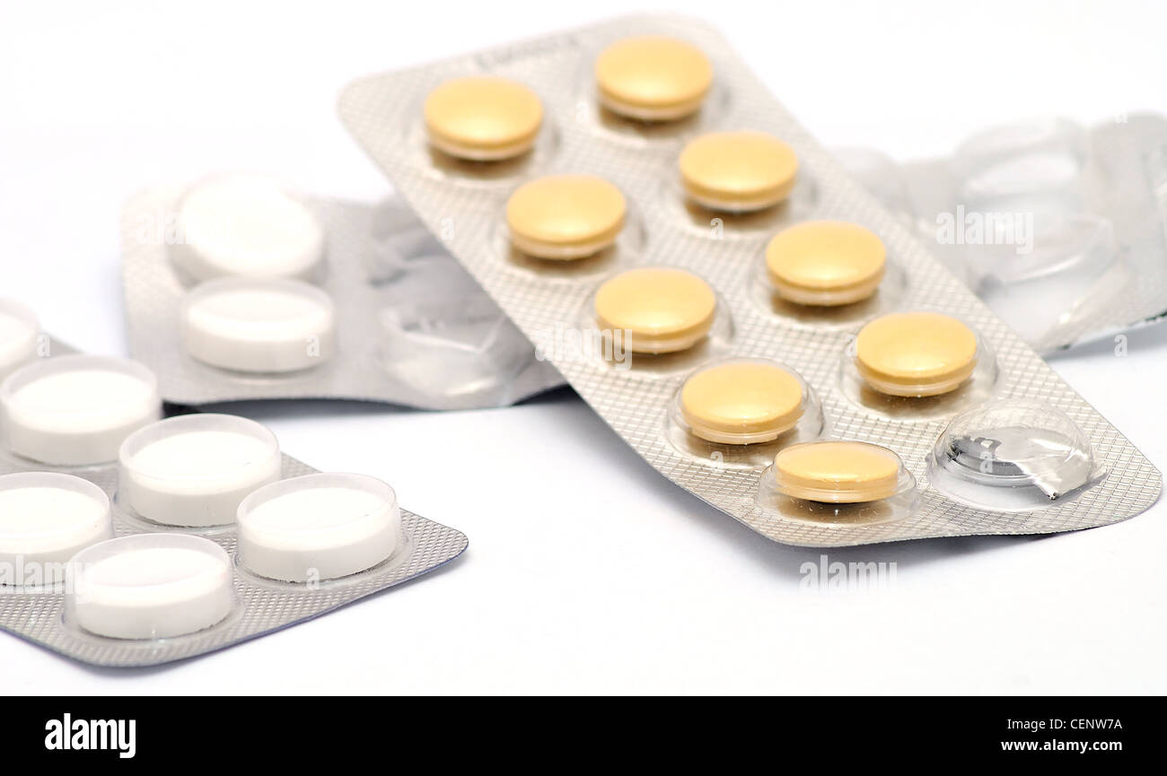 Bianco e Marrone di pillole in scatole aperte posto su sfondo bianco. Foto Stock