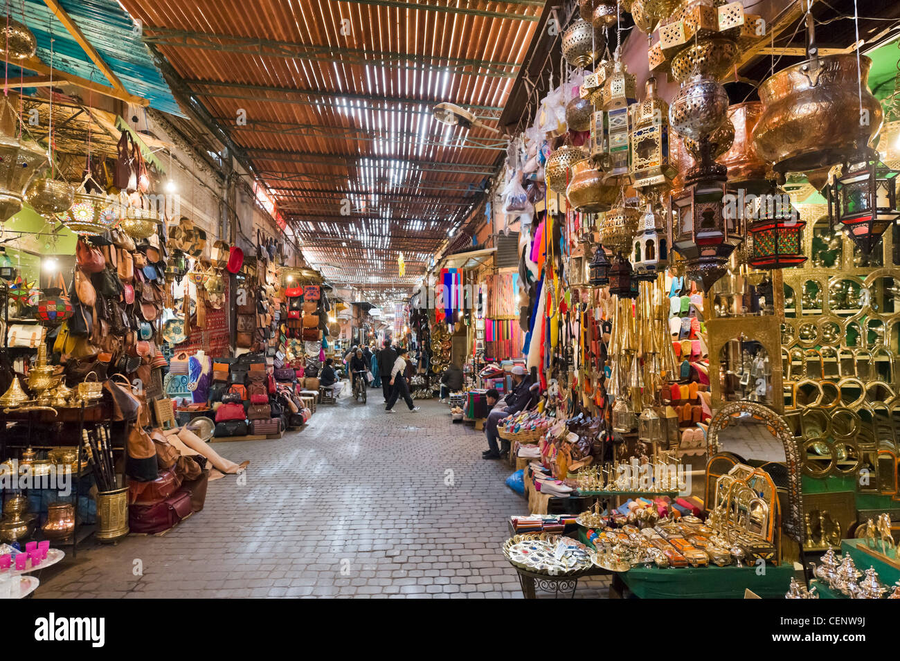 Negozi nel souk, Medina, Marrakech, Marocco, Africa del Nord Foto Stock