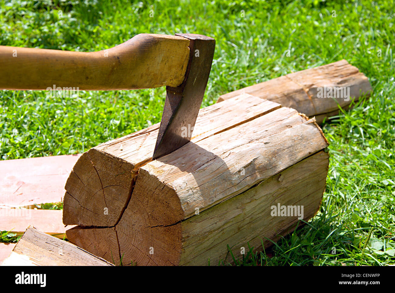 Ax affidato al legno. Foto Stock