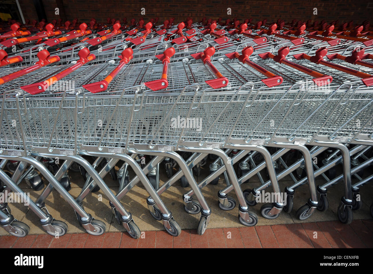 Una fila di Sainsbury's carrelli della spesa al di fuori di un negozio in Brighton Foto stock - Alamy