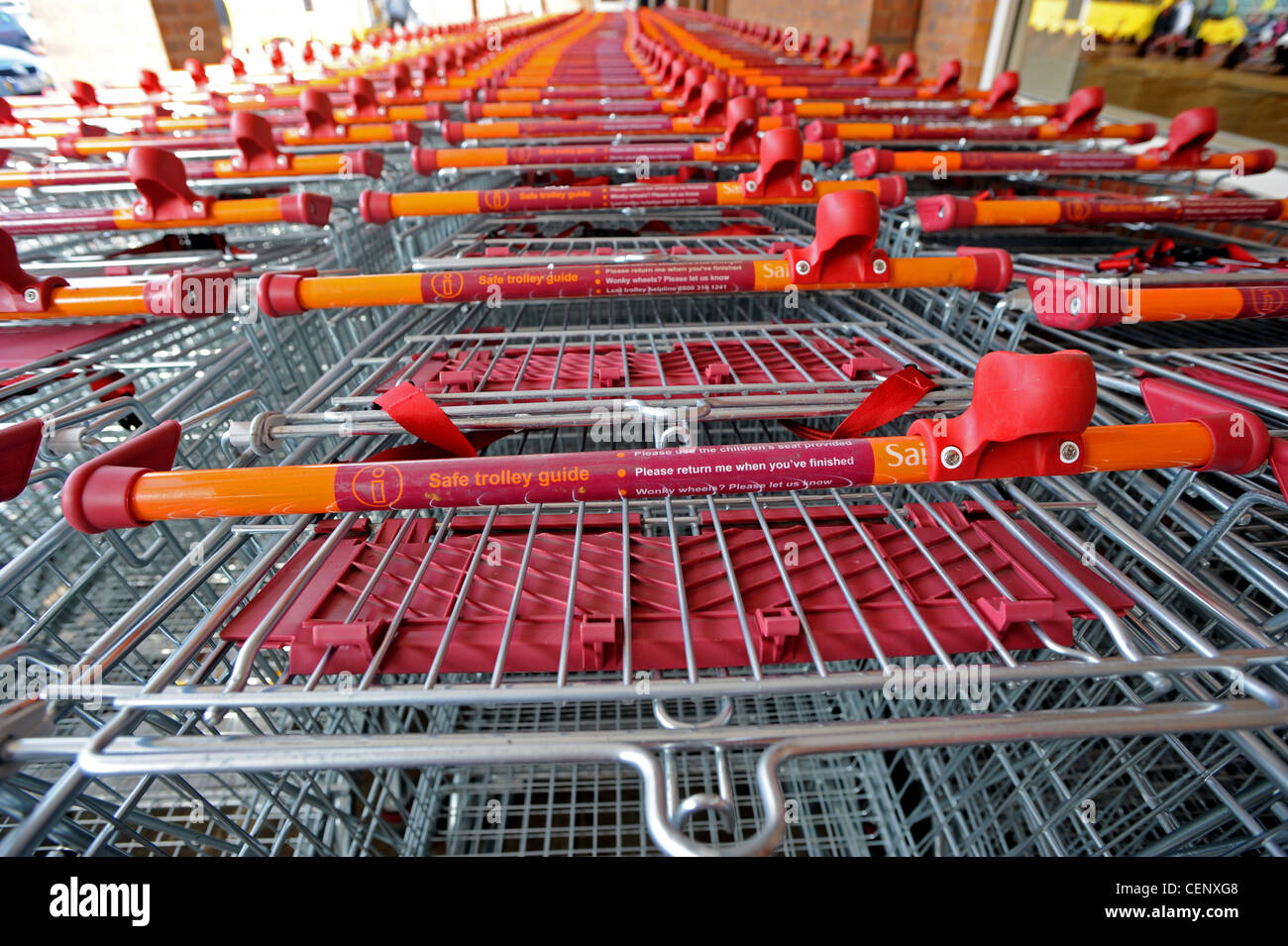 Una fila di Sainsbury's carrelli della spesa al di fuori di un negozio in Brighton Foto stock - Alamy