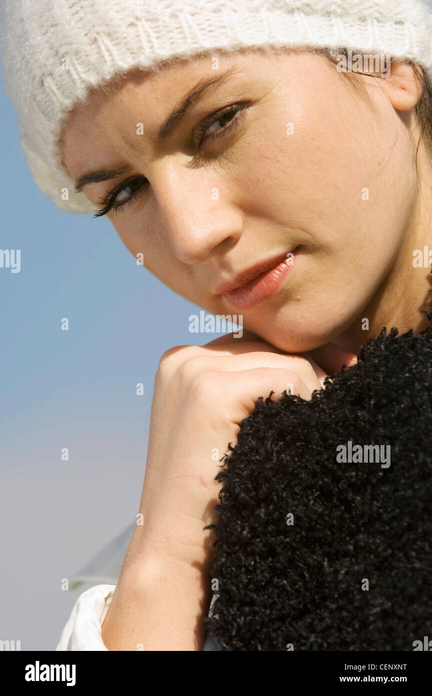 Indossare femmina mantello bianco, foulard nero e bianco cappello di lana Foto Stock