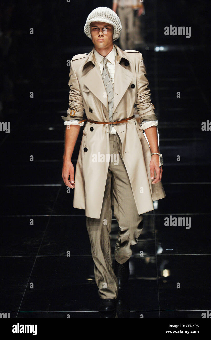 Burberry Milano pronto a indossare abbigliamento Uomo Primavera Estate indossa il modello bianco maglia ha raggiunto un picco hat beige trench coat legata stretta Foto Stock