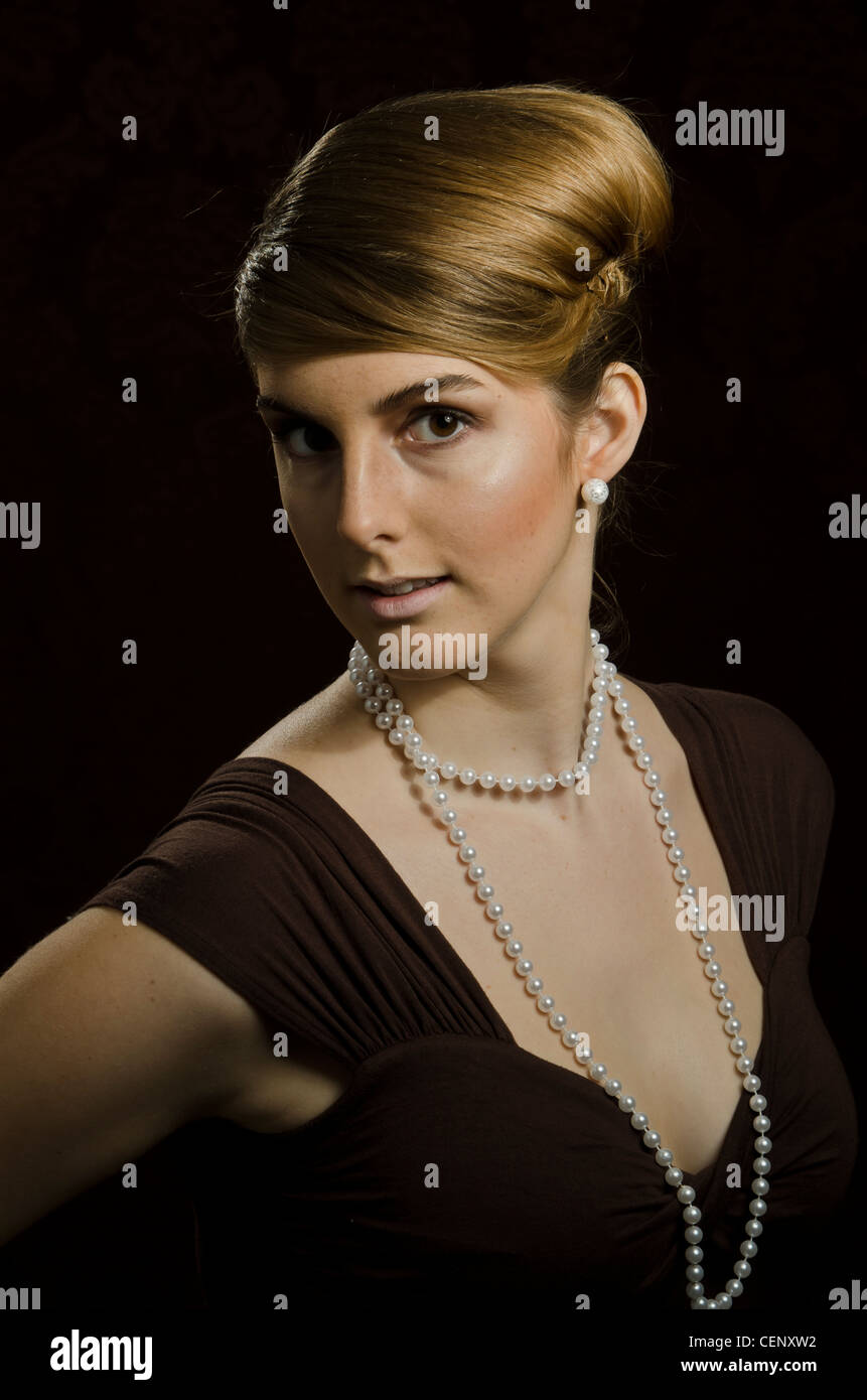 Giovane donna con perle Foto Stock