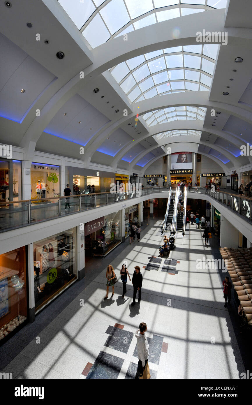 Churchill Square Shopping Mall, Brighton East Sussex, Regno Unito. La parte superiore e inferiore di centri commerciali guardando verso Debenhams. Foto Stock