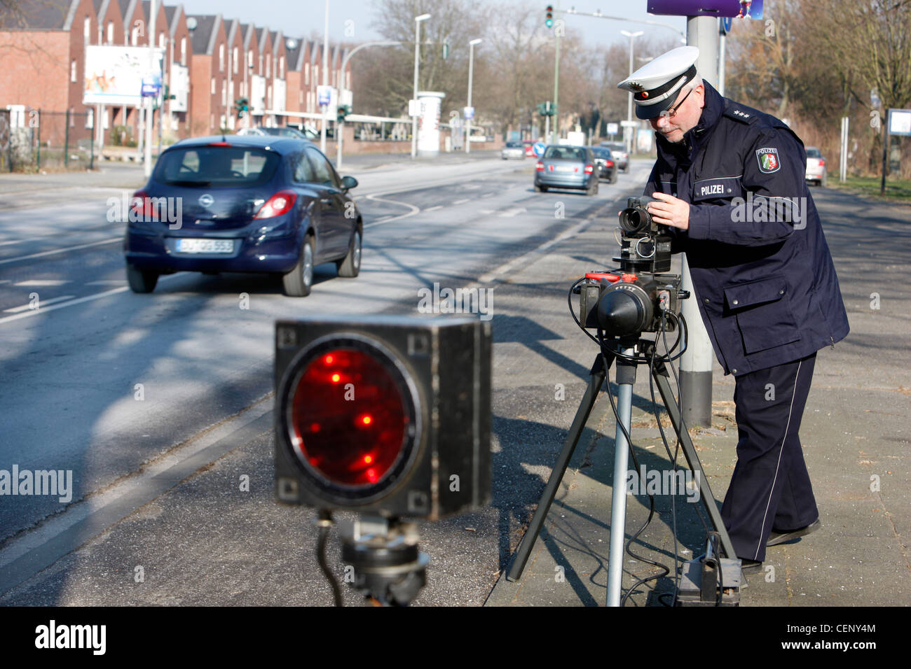 Controllo di polizia del traffico, controllo di velocità mediante un radar sistema di misurazione. Foto Stock