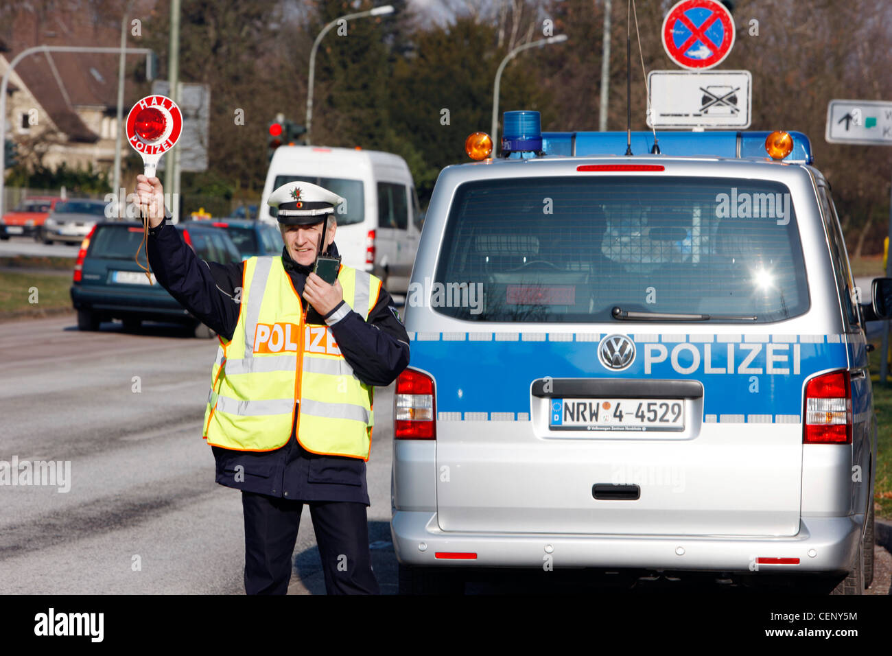 Controllo di polizia, il traffico per il controllo della velocità, funzionario di polizia arresta auto su una strada. Foto Stock