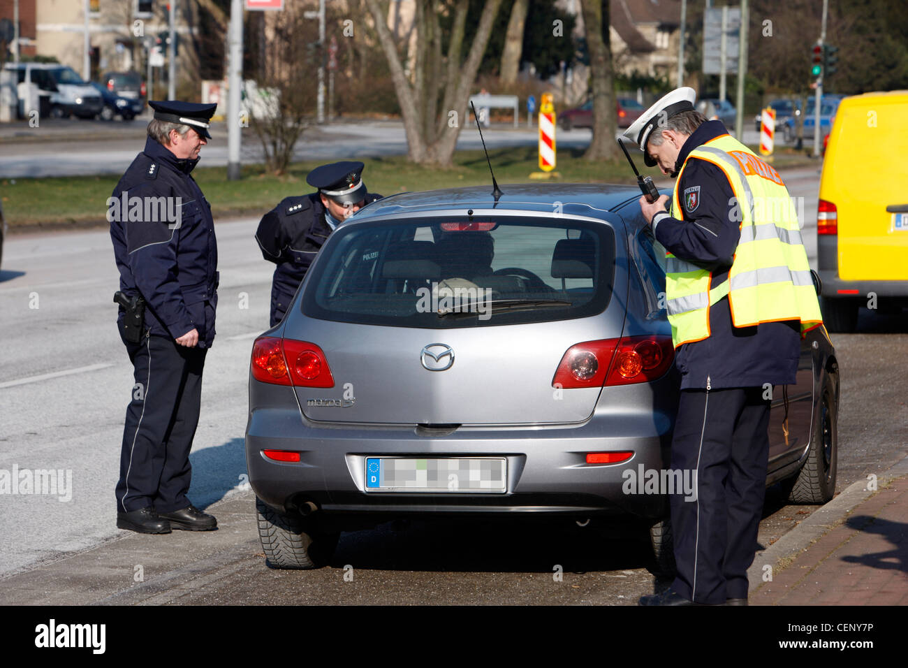 Controllo di polizia, il traffico per il controllo della velocità, funzionario di polizia arresta auto su una strada. Foto Stock
