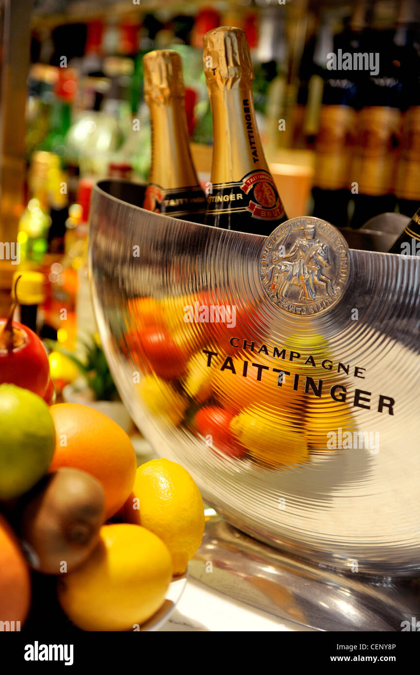 Due bottiglie di champagne Taittinger che si raffreddano in un secchio di ghiaccio. Londra, Regno Unito Foto Stock