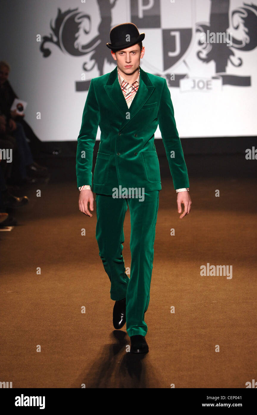 Paolo e Joe pronto a indossare abbigliamento uomo Parigi A W modello  maschile che indossa un verde smeraldo abito di velluto doppiopetto, nero  Foto stock - Alamy