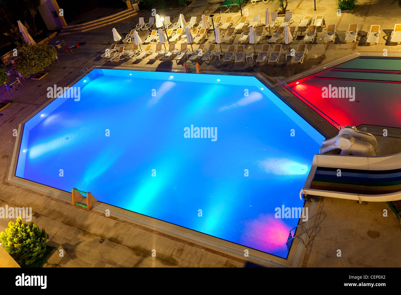 Illuminati piscina di notte il resort tropicale Foto Stock