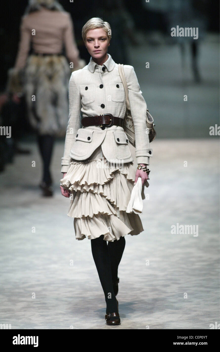 Burberry pronto a indossare a Milano un W modello italiana Mariacarla Boscono indossa un singolo breasted belted camicia crema tasche a pattina Foto Stock