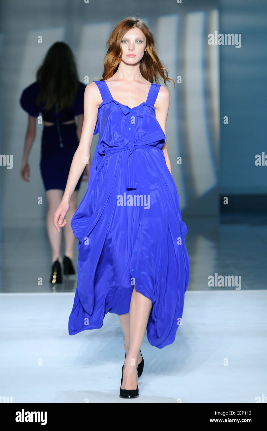 Preen New York pronto a indossare in autunno e inverno blu elettrico Belted Dress drappeggiato Foto Stock