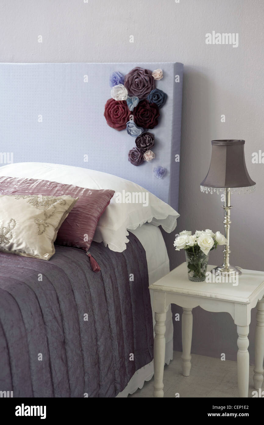 Dolci sogni rivestire una pianura testiera e creare una romantica camera da letto featureyour Rose Organza sulle idee della testiera Foto Stock