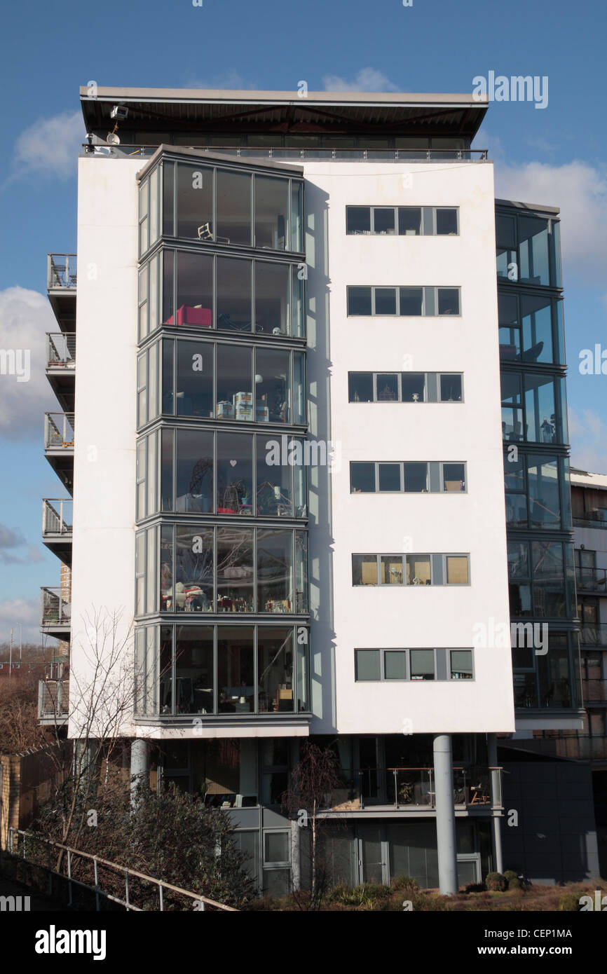 Moderno a più piani di appartamenti con grandi finestre balcone, la più vicina appartamenti al 2012 Olympic Stadium, Stratford, East London, Regno Unito. Foto Stock