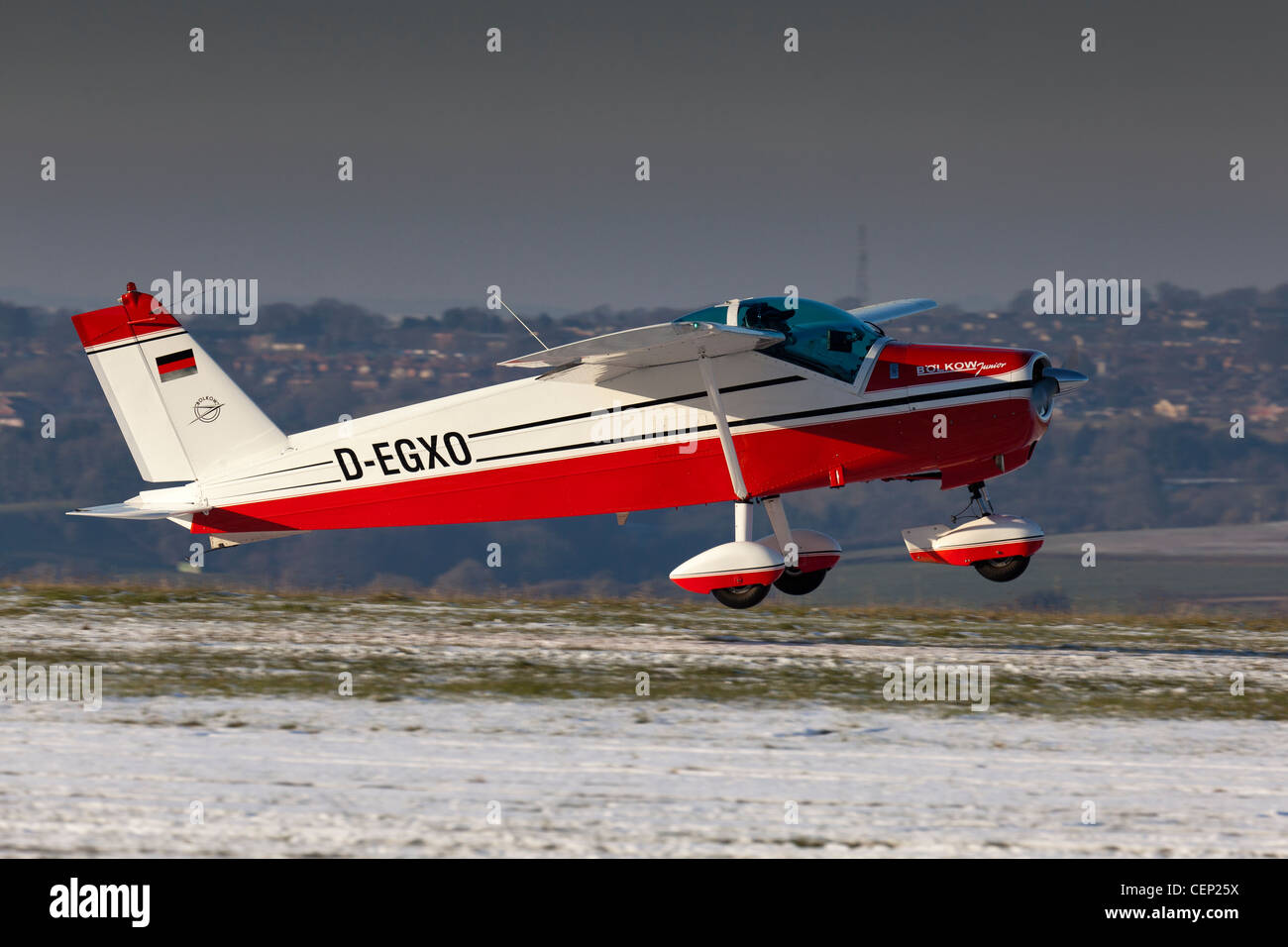 Un Bolkow Junior aeromobili a Compton Abbas airfield nel Dorset in Inghilterra nella neve Foto Stock