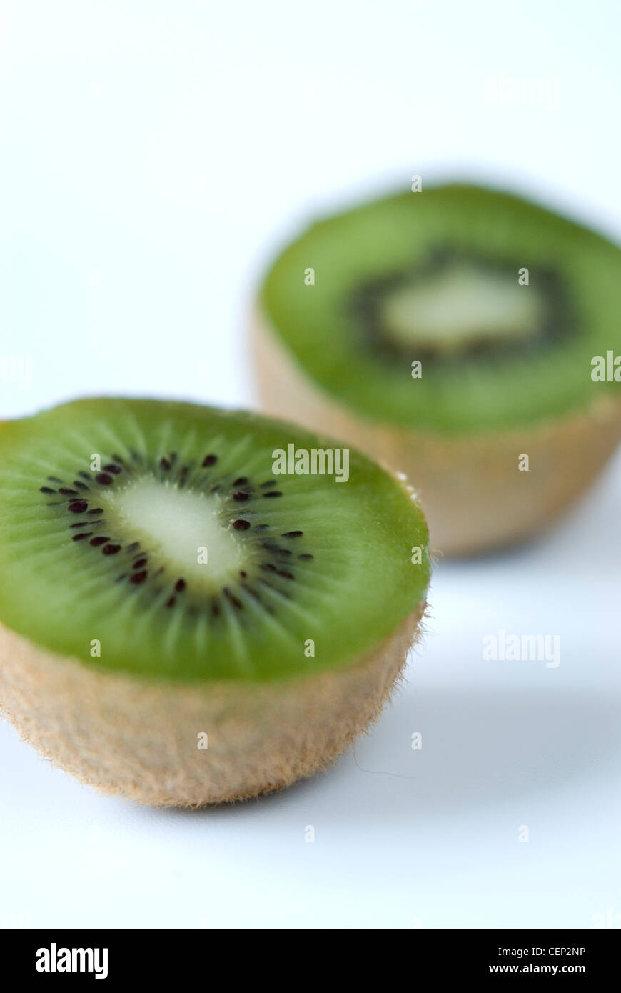 Una chiusura di un kiwi tagliati a metà Foto Stock