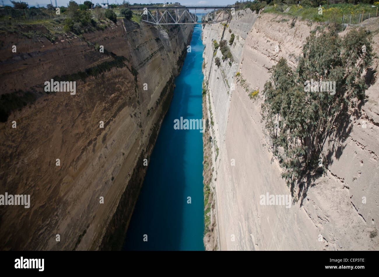 Il canale di Corinto è un importante passaggio d'acqua nel mare dell'agea città di corinto, grecia Foto Stock