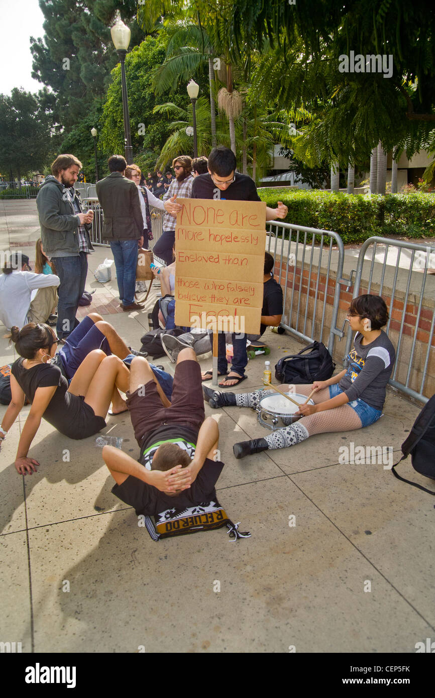 Gli studenti protestavano aumenti di lezioni presso la University of California di Los Angeles (UCLA) prendere un approccio piacevole alla protesta Foto Stock