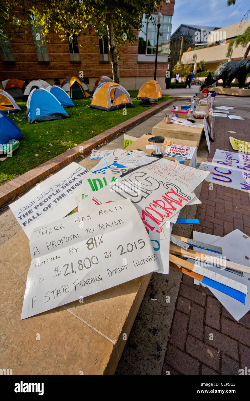 Indicazioni per le lezioni per protestare aumenta presso la University of California di Los Angeles (UCLA) giacciono su una panca del campus. Foto Stock