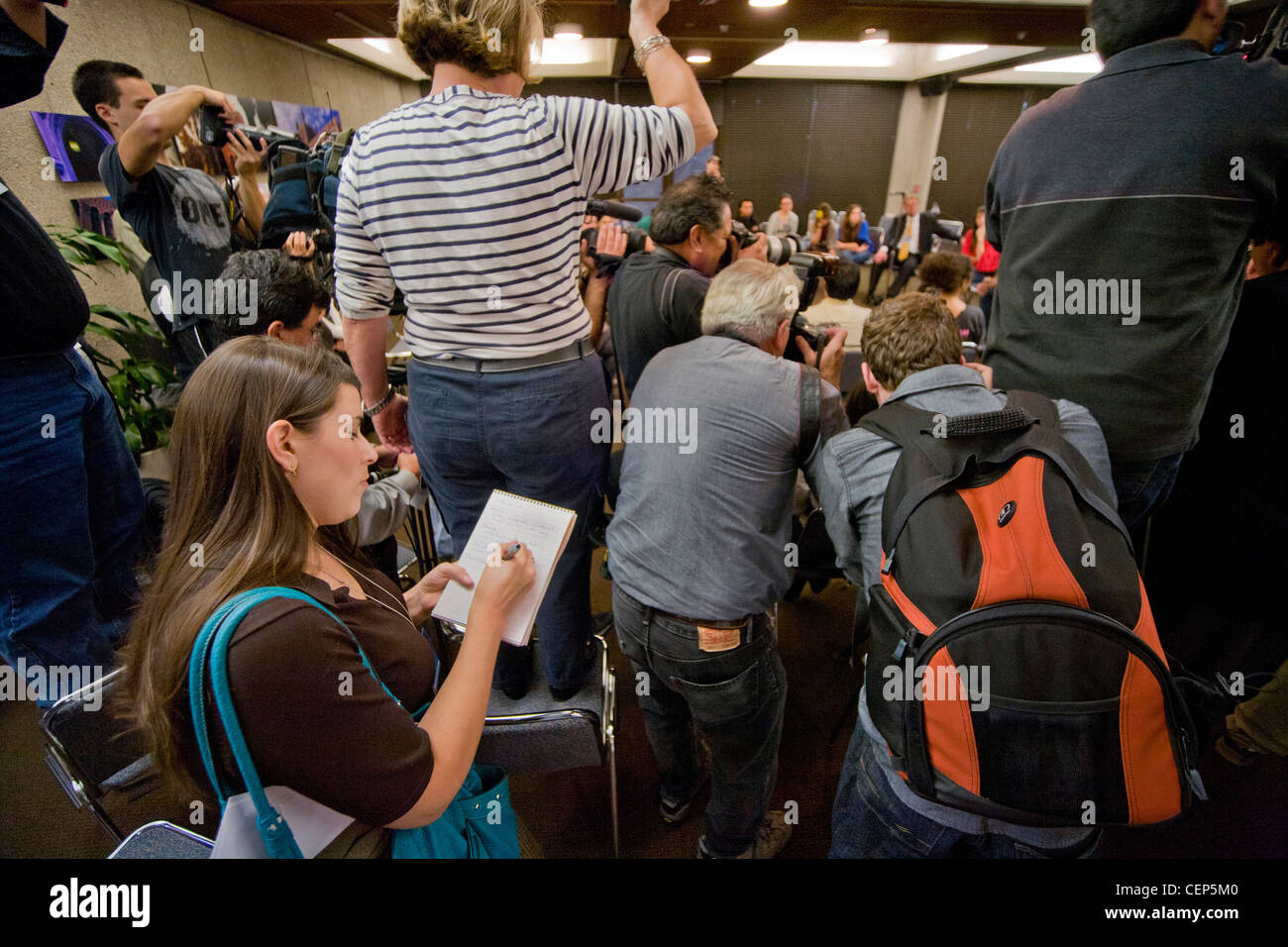 Fotografi e troupes televisive di coprire una protesta degli studenti su aumenti di lezioni presso la University of California di Los Angeles Foto Stock