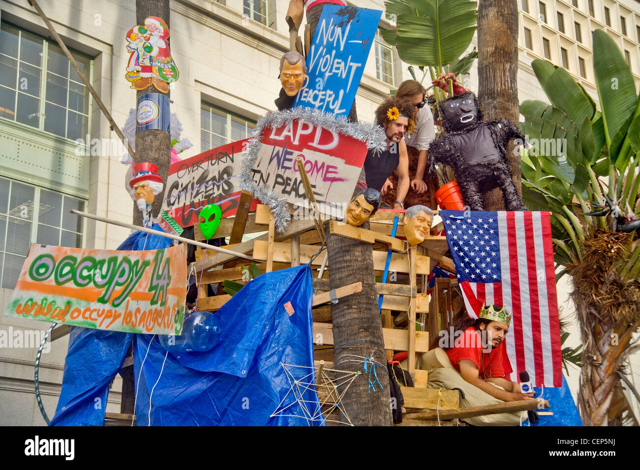 Occupare Wall Street manifestanti costruire una casa su un albero di Los Angeles City Hall durante la loro carriera in ottobre, 2011. Nota segni. Foto Stock