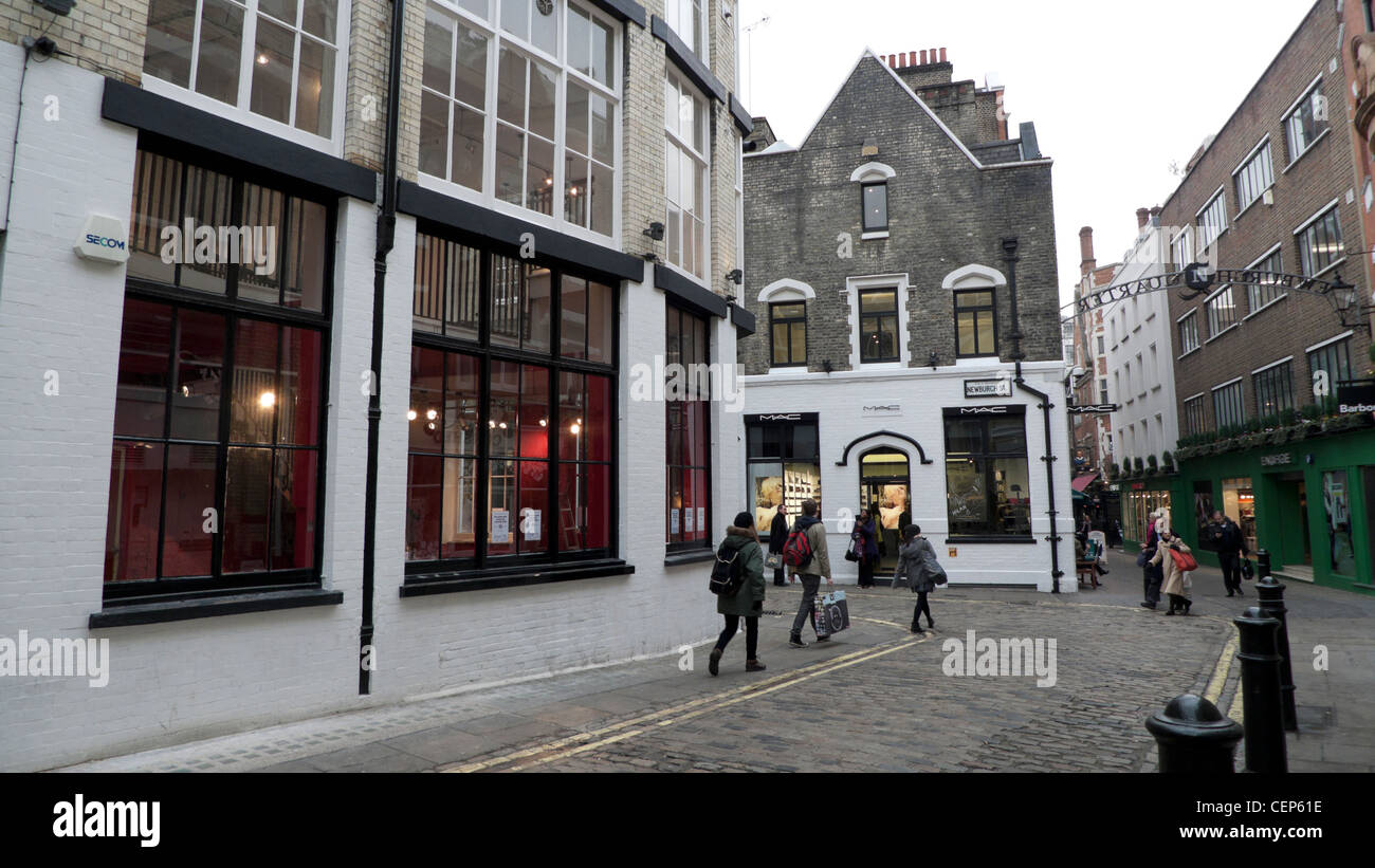 Negozi alla moda e i pedoni a Newburgh Street vicino a Carnaby Street nel quartiere Newburgh Londra Inghilterra KATHY DEWITT Foto Stock