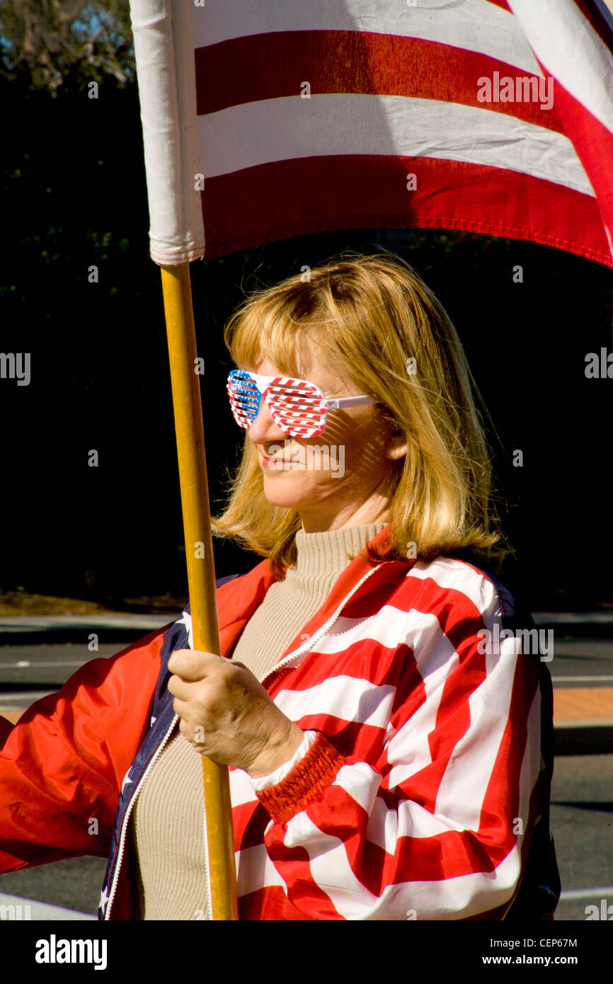 Vestito in patriottico a stelle e strisce e portante una bandiera americana, un dimostratore politico rende un display sartoriale. Foto Stock