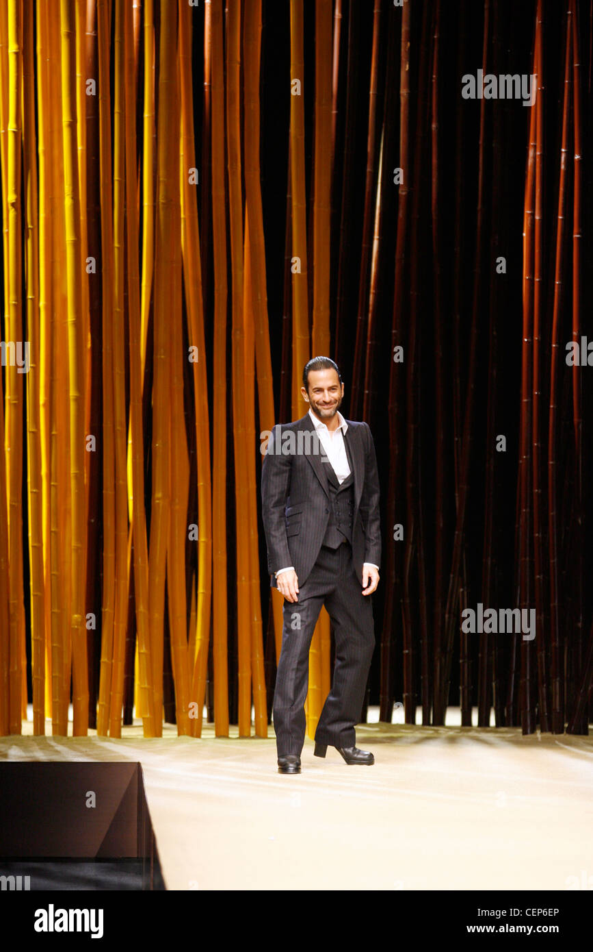 Fashion designer Marc Jacobs che indossa una camicia bianca e nera di alta scarpe con tacco e in tre pezzi suit in passerella al fine di mostrare Foto Stock