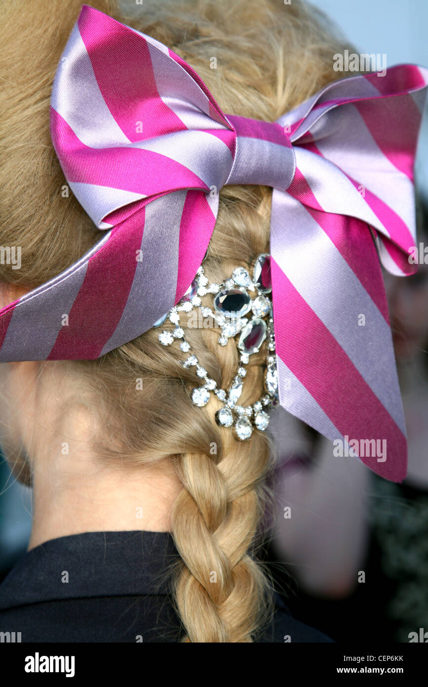 Vista posteriore della donna che indossa il lilla e viola a strisce con bow hairclip con zirconi Foto Stock