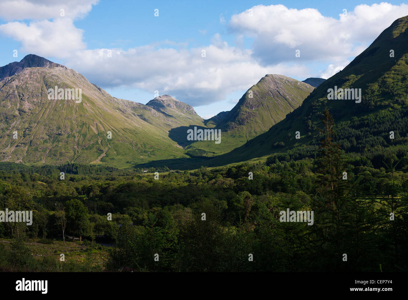 Valli e colline intorno a Glencoe nelle highlands scozzesi area un settore di estrema bellezza naturale e la storia importante. Foto Stock