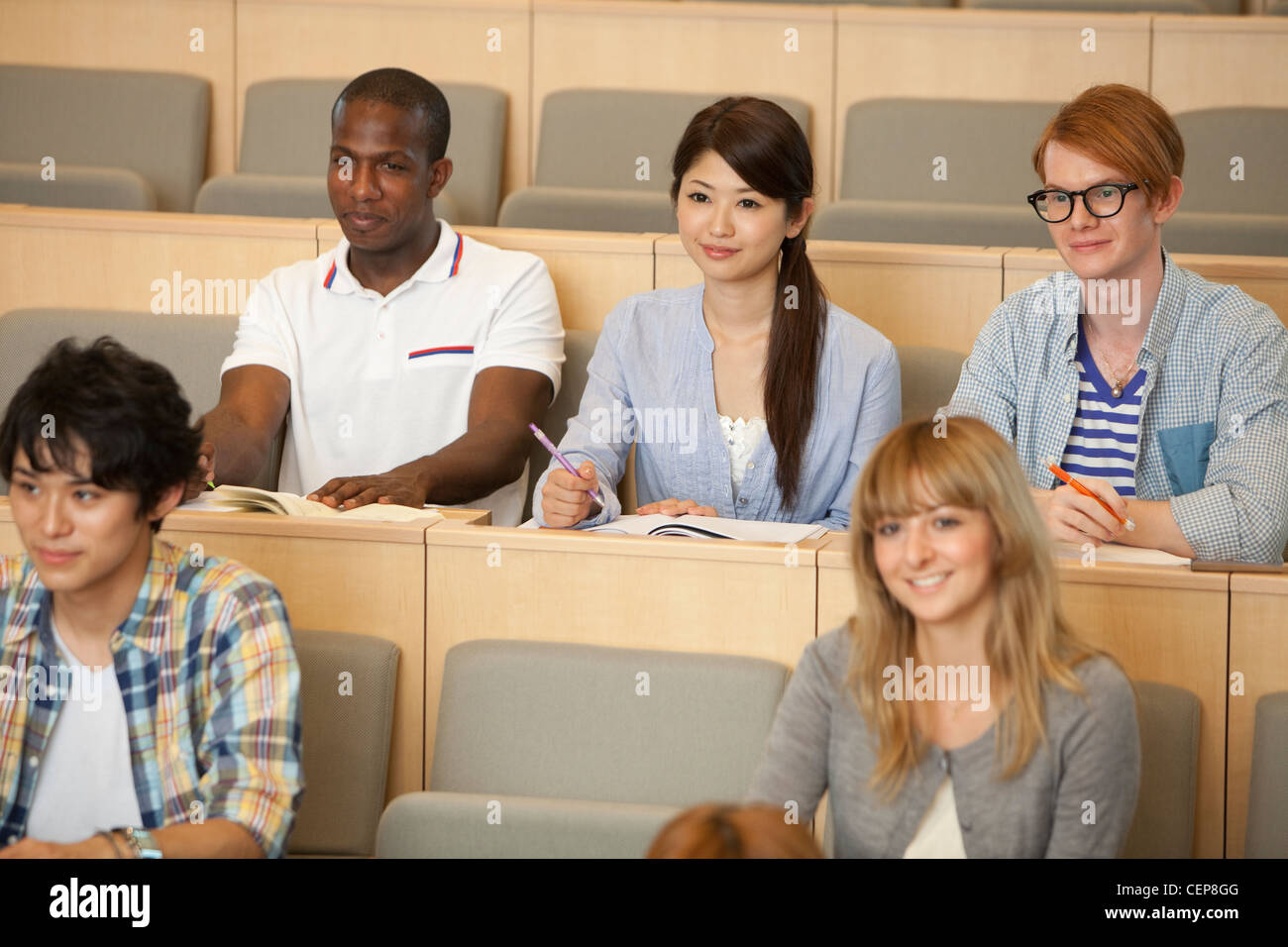 Gli studenti universitari che studiano in auditorium Foto Stock