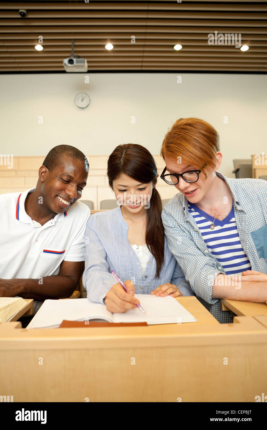 Gli studenti universitari che studiano in auditorium Foto Stock