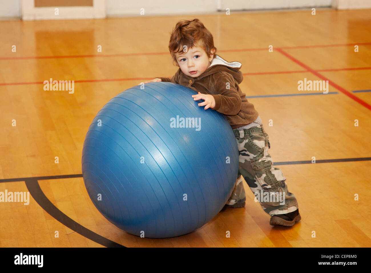 Il toddler boy gioca su una palla ginnica; Langley, British Columbia, Canada Foto Stock