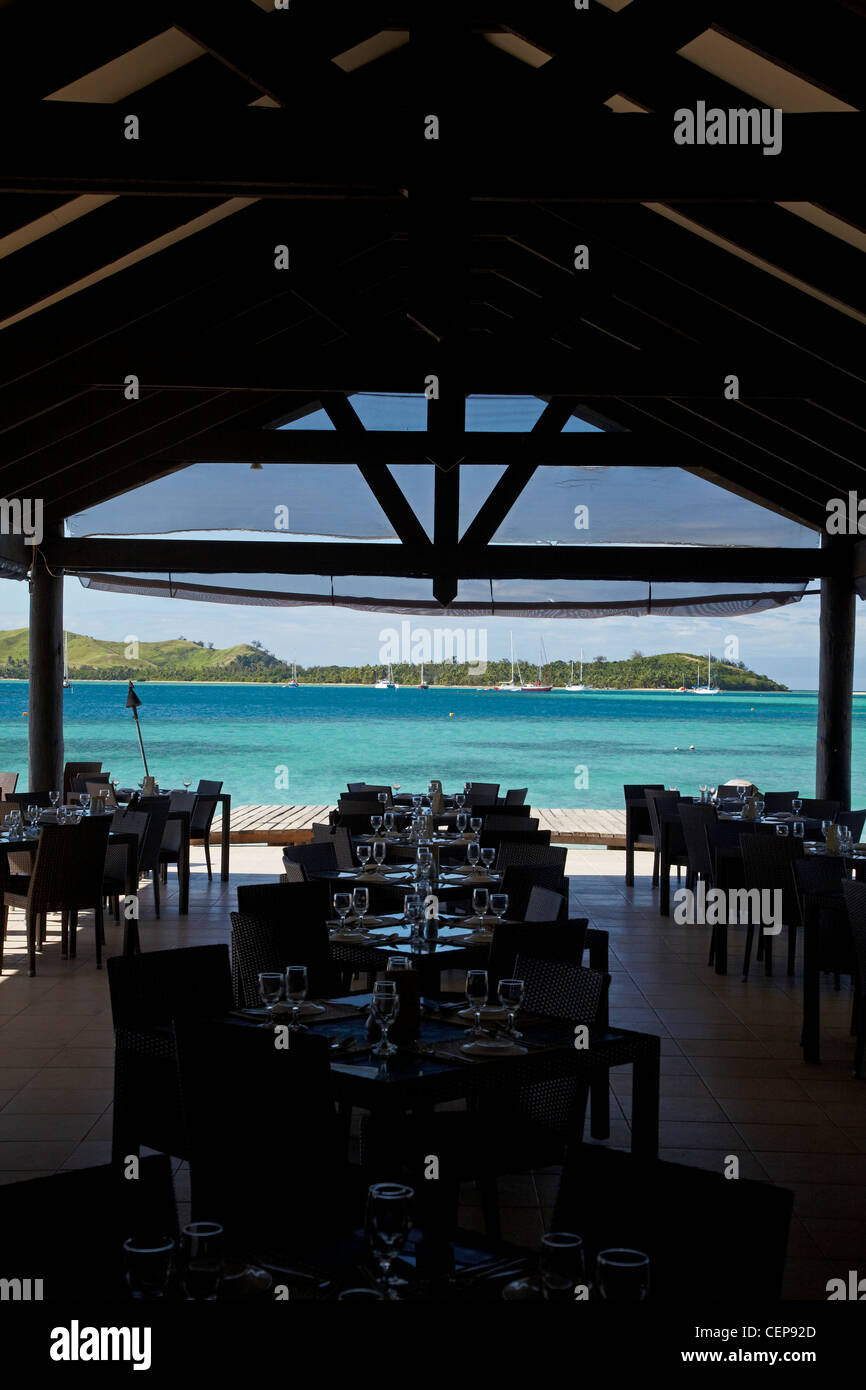 Il ristorante sul fronte spiaggia ed acqua, Plantation Island Resort, Malolo Lailai Island, Isole della Mamanuca, Figi e Sud Pacifico Foto Stock