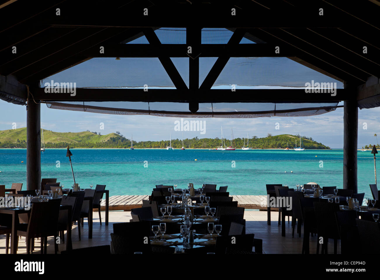 Il ristorante sul fronte spiaggia ed acqua, Plantation Island Resort, Malolo Lailai Island, Isole della Mamanuca, Figi e Sud Pacifico Foto Stock